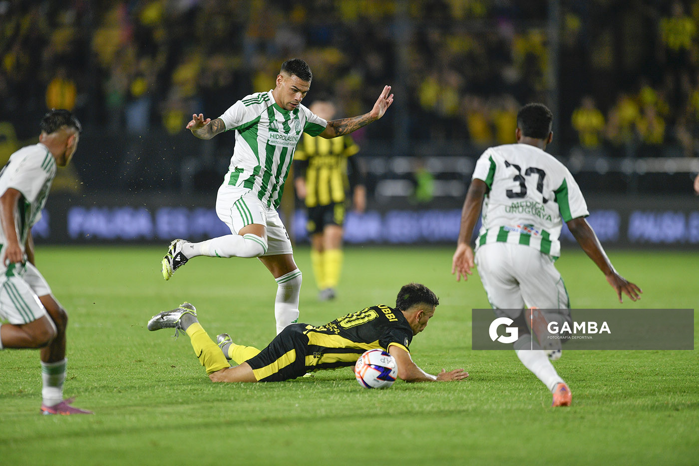 Agustín Álvarez Wallace, de Racing, Liga AUF Uruguaya. Estadio Campeón del Siglo.