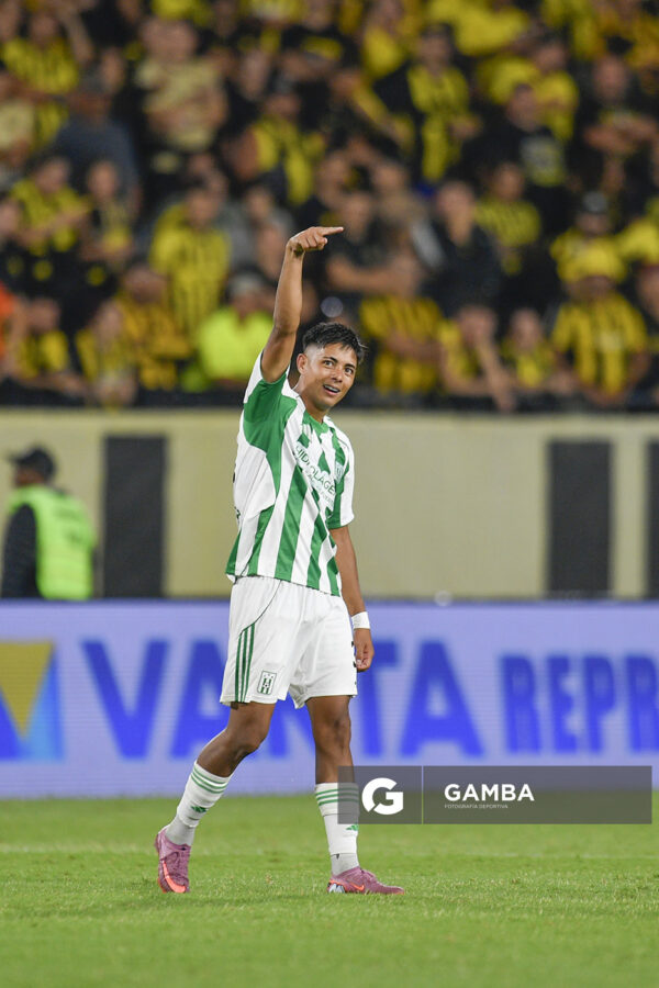 Álex Vázquez, de Racing, Liga AUF Uruguaya. Estadio Campeón del Siglo.