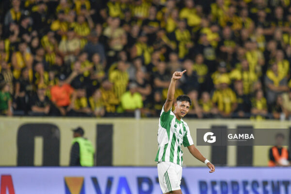 Álex Vázquez, de Racing, Liga AUF Uruguaya. Estadio Campeón del Siglo.