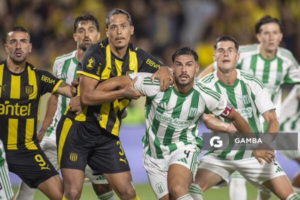 Mauricio Lemos, de Peñarol. Guillermo Cotugno, de Racing. Liga AUF Uruguaya. Estadio Campeón del Siglo.