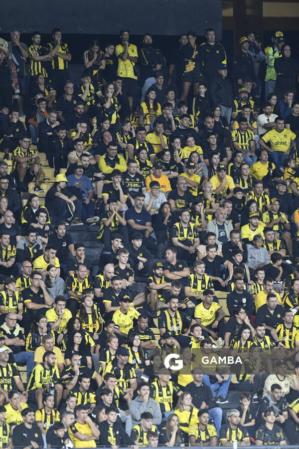 Hinchas de Peñarol. Liga AUF Uruguaya. Estadio Campeón del Siglo.