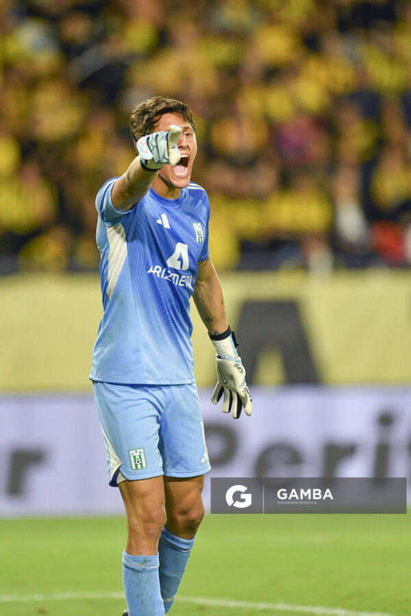 Federico Varese, golero de Racing, Liga AUF Uruguaya. Estadio Campeón del Siglo.