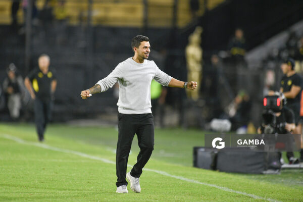 Cristian Chambian, director técnico de Racing, Liga AUF Uruguaya. Estadio Campeón del Siglo.