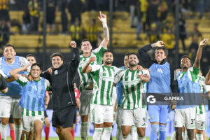 Los jugadores de Racing al término del partido. Liga AUF Uruguaya. Estadio Campeón del Siglo.