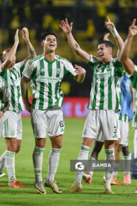 Los jugadores de Racing al término del partido. Liga AUF Uruguaya. Estadio Campeón del Siglo.