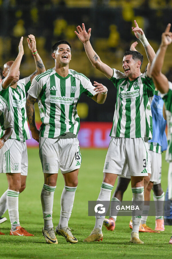 Los jugadores de Racing al término del partido. Liga AUF Uruguaya. Estadio Campeón del Siglo.