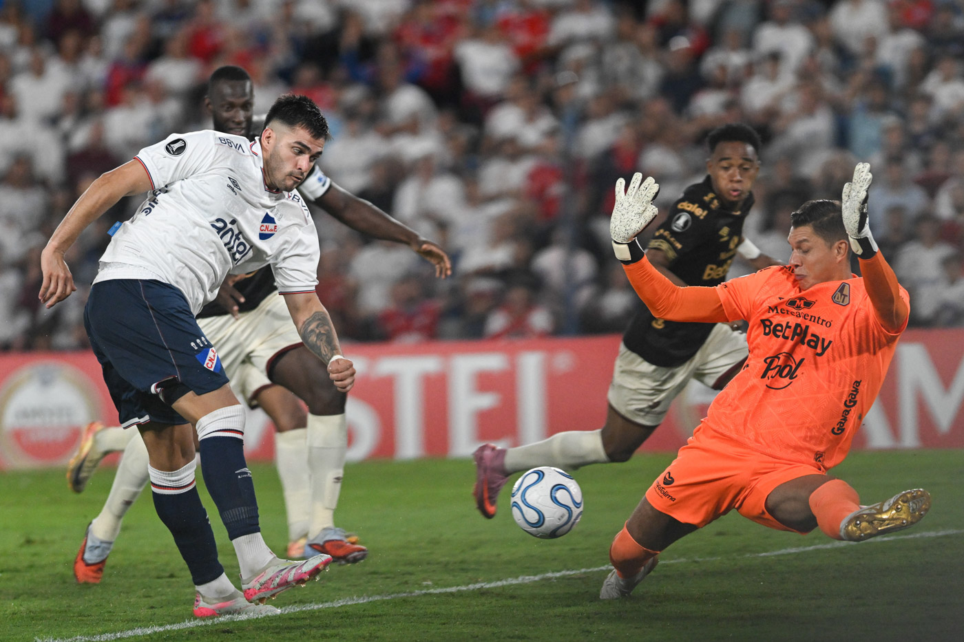 Nacional 3 - Deportes Tolima 1. Conmebol Libertadores.