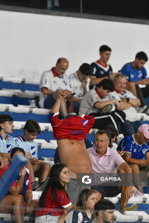 Hinchas de Nacional. Liga AUF Uruguaya. Estadio Gran Parque Central.