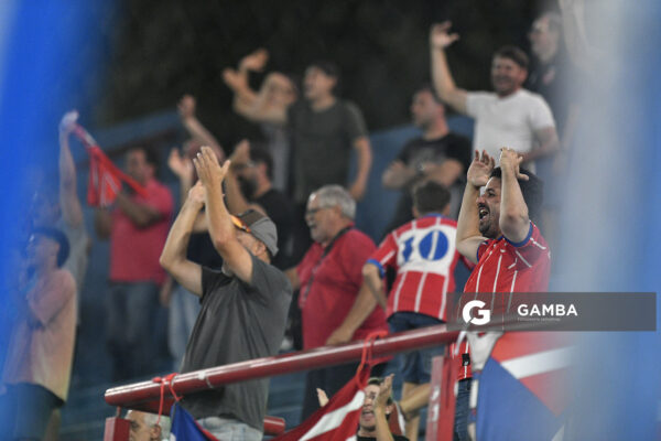 Hinchas de Central Español. Liga AUF Uruguaya. Estadio Gran Parque Central.
