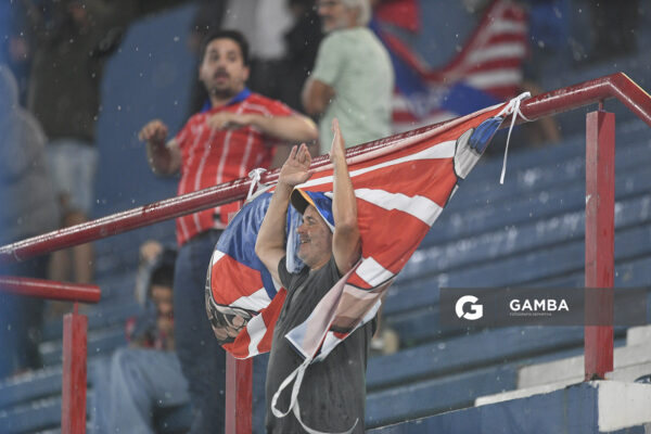 Hinchas de Central Español. Liga AUF Uruguaya. Estadio Gran Parque Central.