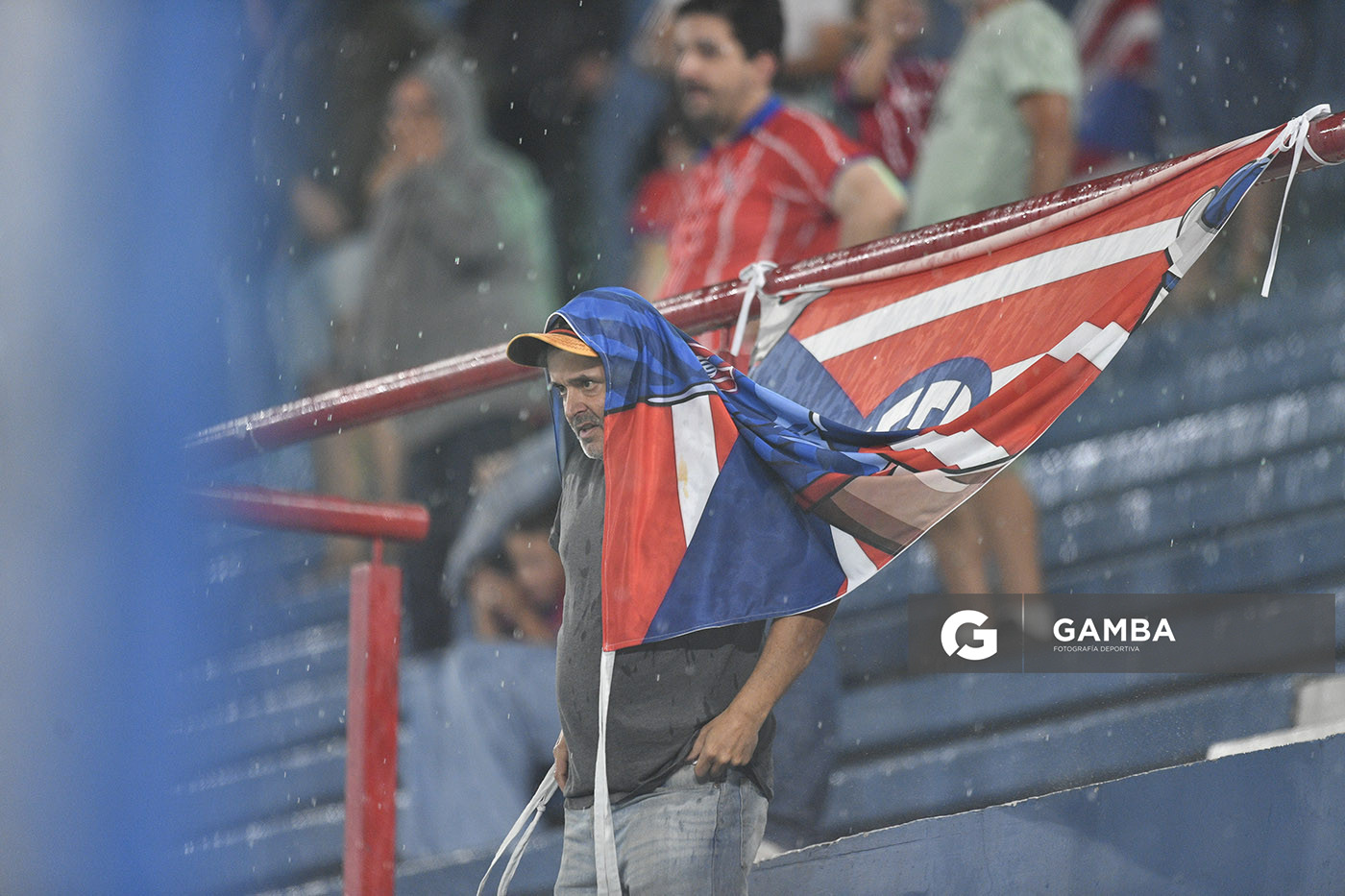 Hinchas de Central Español. Liga AUF Uruguaya. Estadio Gran Parque Central.