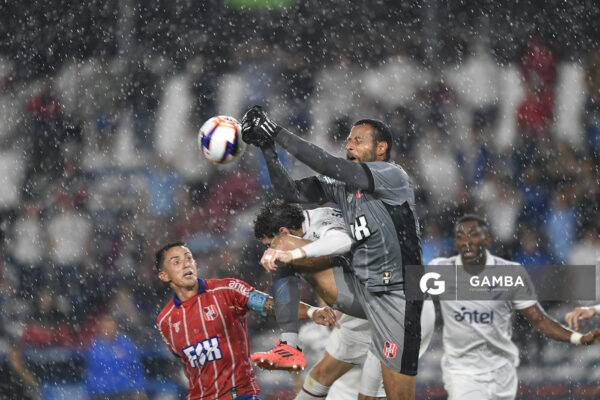 Rodolfo Alves, golero de Central Español, Liga AUF Uruguaya. Estadio Gran Parque Central.