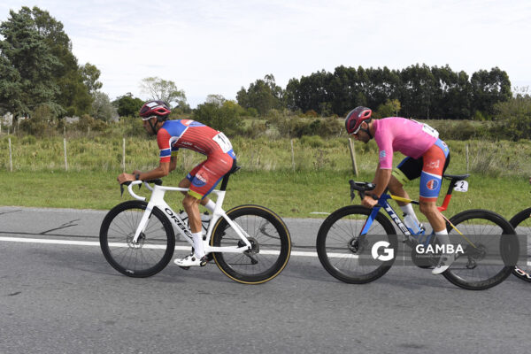 Anderson Maldonado y Leonel Rodríguez, de Club Náutico y de Pesca Boca de Cufré. 81ª Vuelta Ciclista del Uruguay.