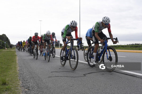 Lucas Ferreira y Axel Urán, de Dolores Cycles Club. 81ª Vuelta Ciclista del Uruguay.