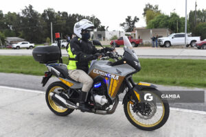Emily Pereyra, agente de la Brigada de Motociclistas. 81ª Vuelta Ciclista del Uruguay.