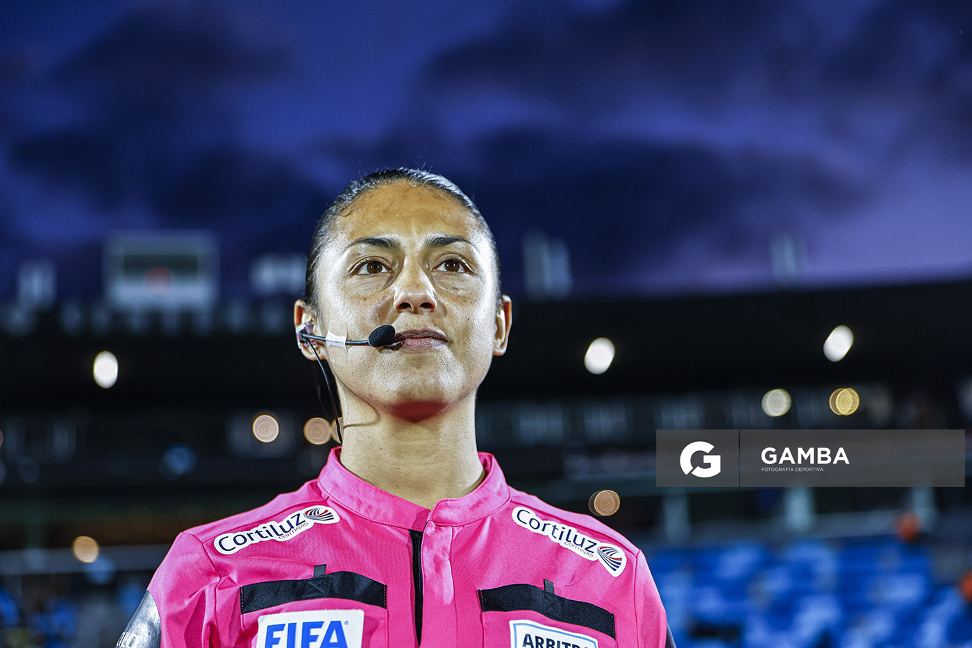 Anahí Fernández, árbitra central, Liga AUF Uruguaya. Estadio Centenario.