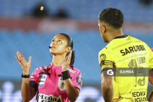 Anahí Fernández, árbitra central, Liga AUF Uruguaya. Estadio Centenario.