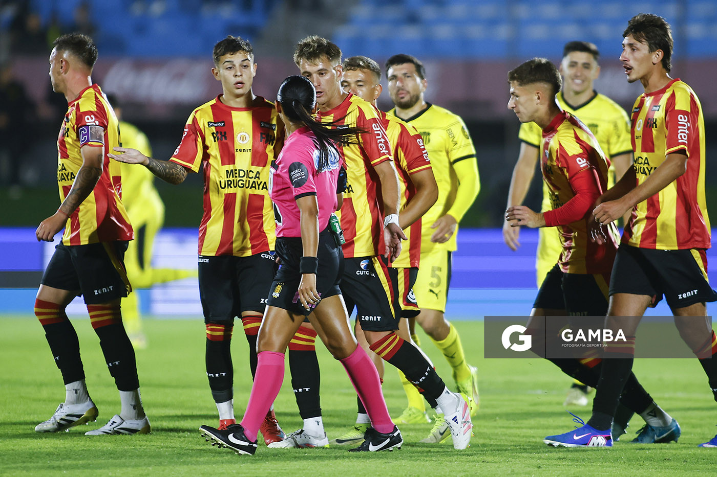 Anahí Fernández, árbitra central, Liga AUF Uruguaya. Estadio Centenario.