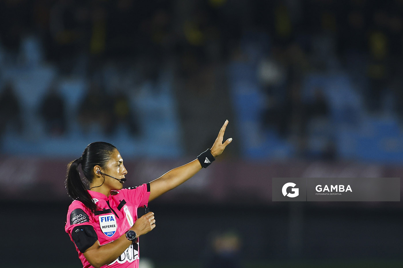 Anahí Fernández, árbitra central, Liga AUF Uruguaya. Estadio Centenario.