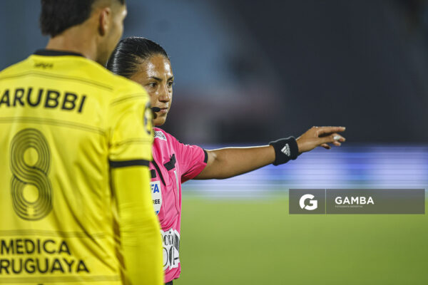 Anahí Fernández, árbitra central, Liga AUF Uruguaya. Estadio Centenario.