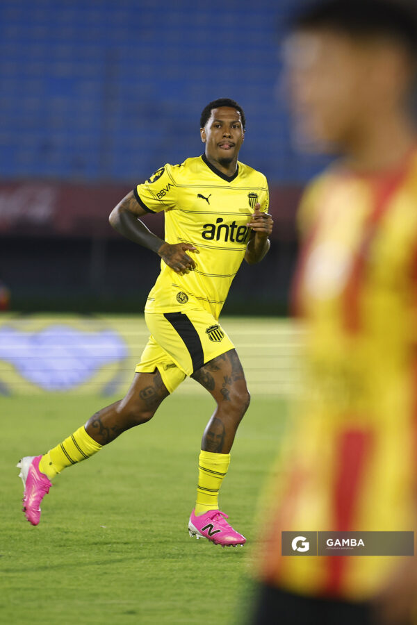 Abel Hernández, de Peñarol, Liga AUF Uruguaya. Estadio Centenario.