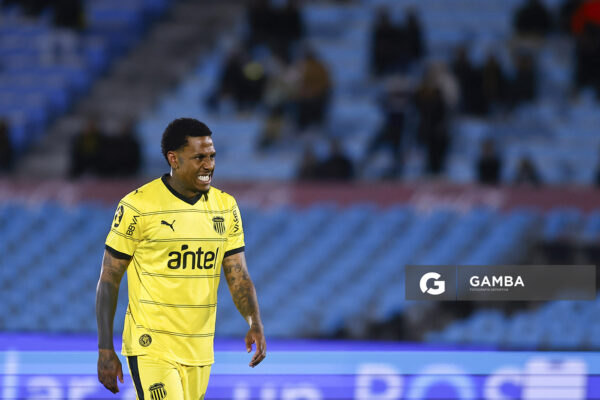 Abel Hernández, de Peñarol, Liga AUF Uruguaya. Estadio Centenario.