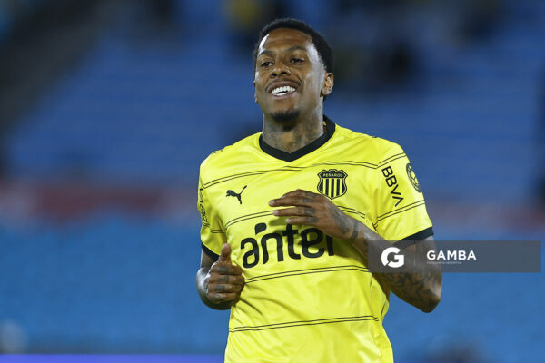Abel Hernández, de Peñarol, Liga AUF Uruguaya. Estadio Centenario.
