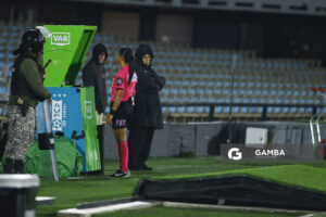 Anahí Fernández, árbitra central, Liga AUF Uruguaya. Estadio Centenario.