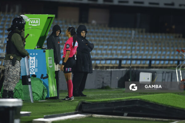 Anahí Fernández, árbitra central, Liga AUF Uruguaya. Estadio Centenario.