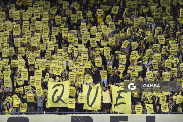 Hinchas de Peñarol. Liga AUF Uruguaya 2026. Estadio Campeón del Siglo.