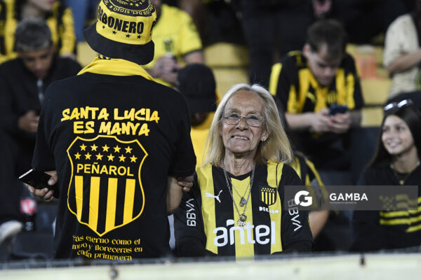 Hinchas de Peñarol. Liga AUF Uruguaya 2026. Estadio Campeón del Siglo.