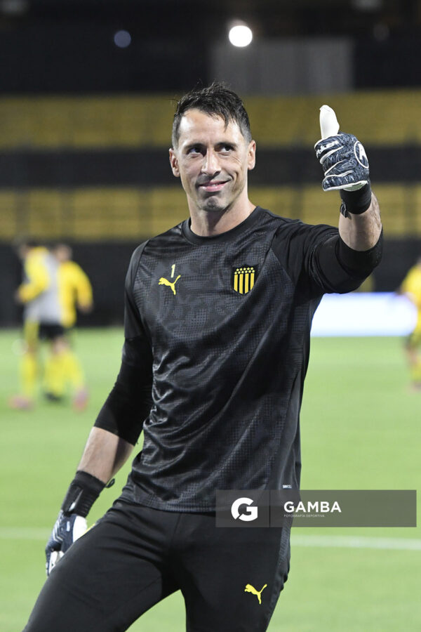Sebastián Britos, golero de Peñarol, Liga AUF Uruguaya 2026. Estadio Campeón del Siglo.