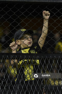 Hinchas de Peñarol. Liga AUF Uruguaya 2026. Estadio Campeón del Siglo.