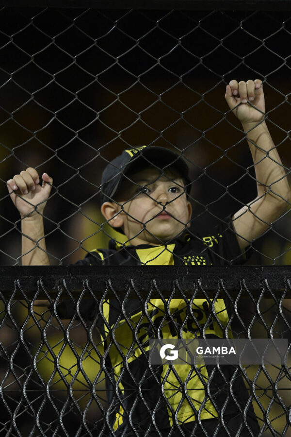 Hinchas de Peñarol. Liga AUF Uruguaya 2026. Estadio Campeón del Siglo.