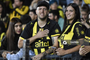Hinchas de Peñarol. Liga AUF Uruguaya 2026. Estadio Campeón del Siglo.