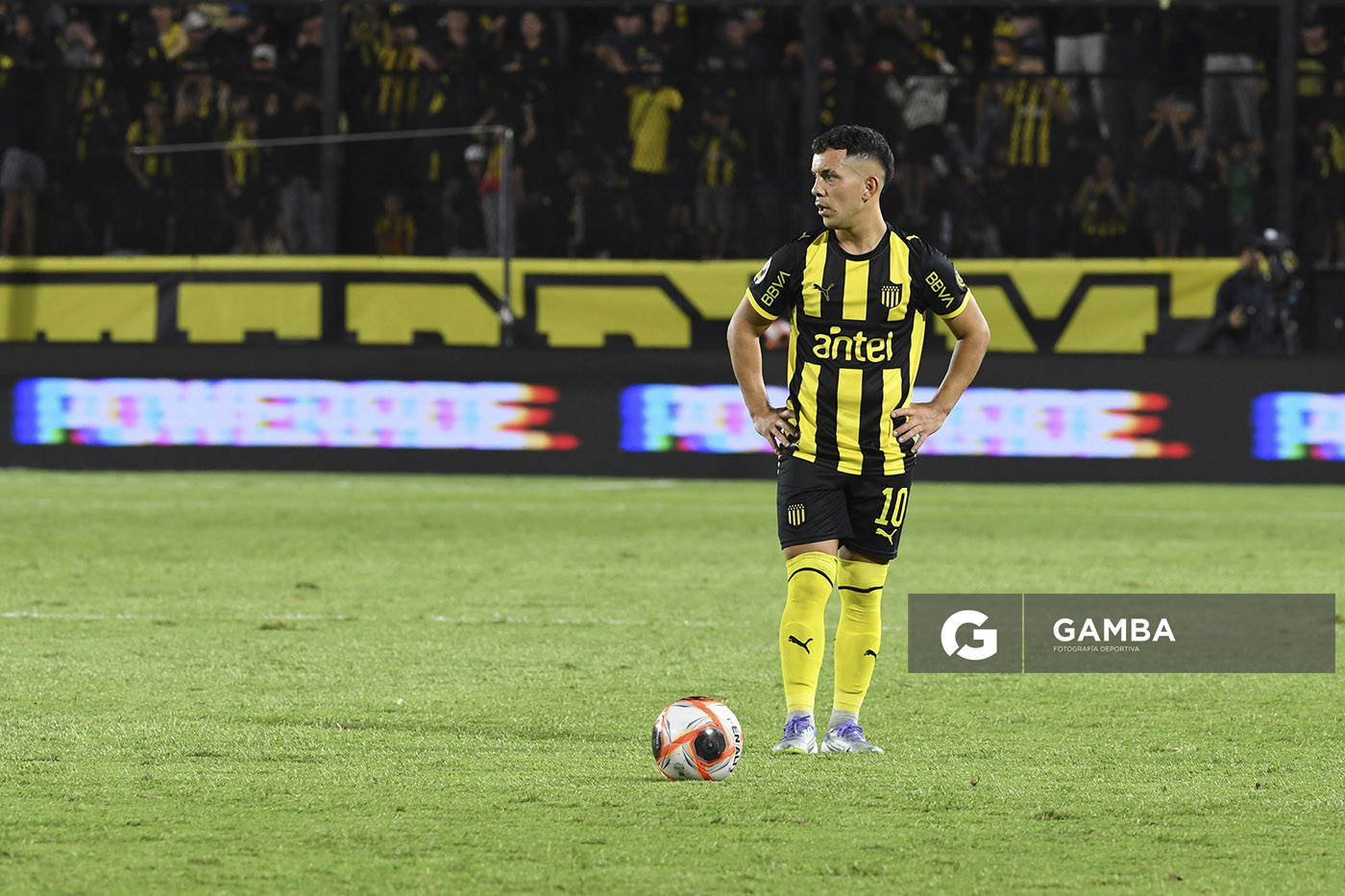 Leonardo Fernández, de Peñarol, Liga AUF Uruguaya 2026. Estadio Campeón del Siglo.