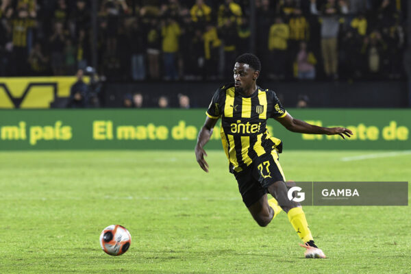 Luis Angulo, de Peñarol, Liga AUF Uruguaya 2026. Estadio Campeón del Siglo.