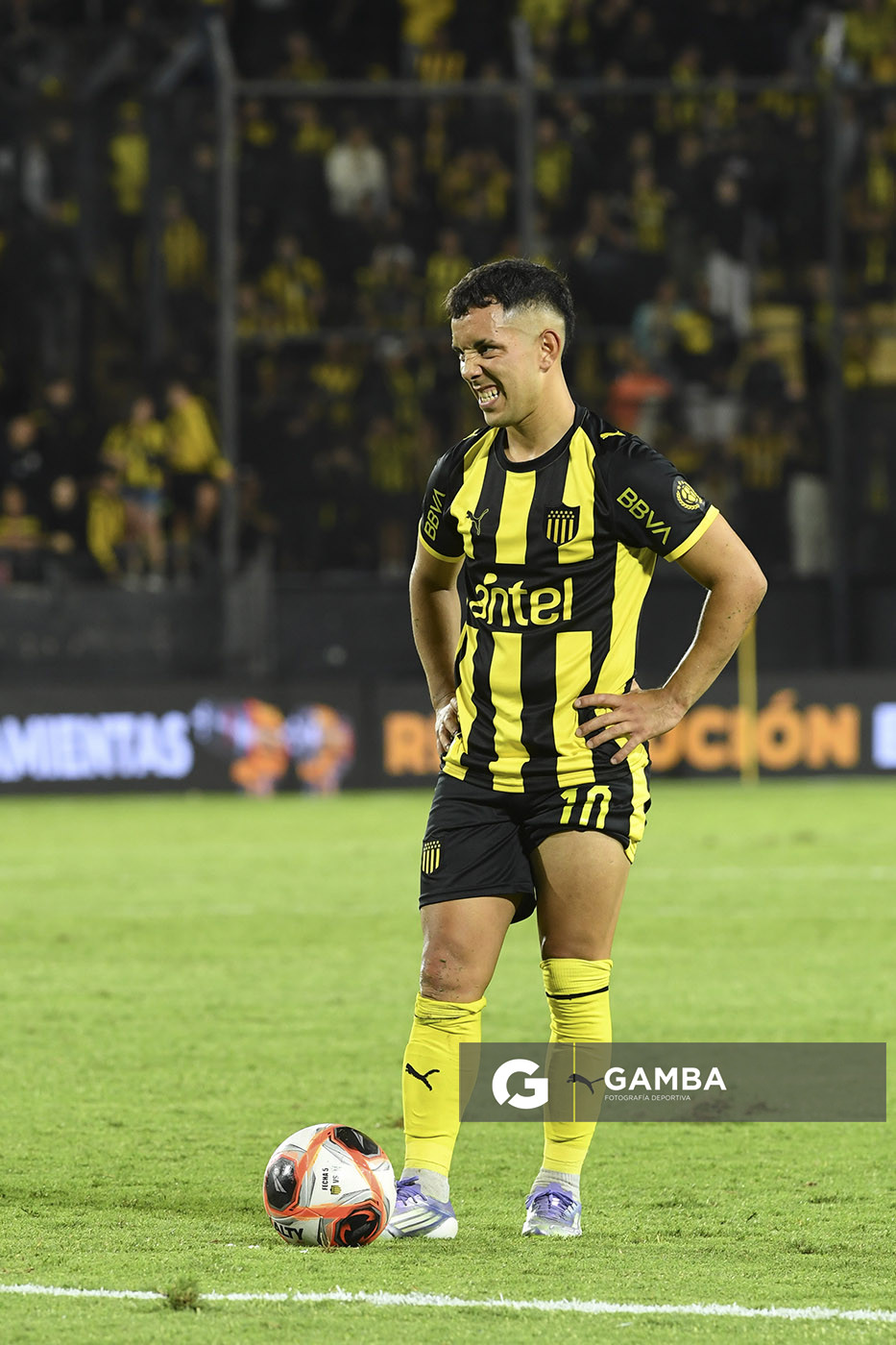 Leonardo Fernández, de Peñarol, Liga AUF Uruguaya 2026. Estadio Campeón del Siglo.