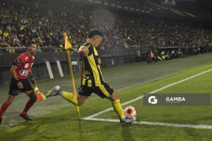 Leonardo Fernández, de Peñarol, Liga AUF Uruguaya 2026. Estadio Campeón del Siglo.