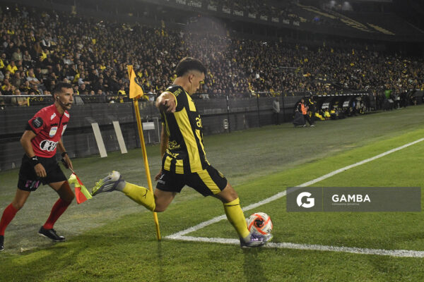 Leonardo Fernández, de Peñarol, Liga AUF Uruguaya 2026. Estadio Campeón del Siglo.