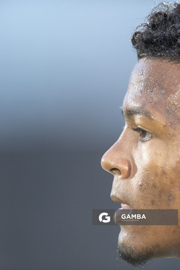 Yuri Oyarzo, de Racing, Copa Conmebol Sudamericana. Estadio Centenario.