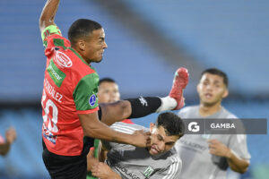 Martín González, de Boston River. Tomás Habib, de Racing. Copa Conmebol Sudamericana. Estadio Centenario.