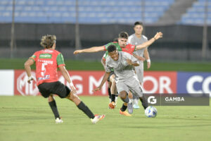 Yuri Oyarzo, de Racing, Copa Conmebol Sudamericana. Estadio Centenario.