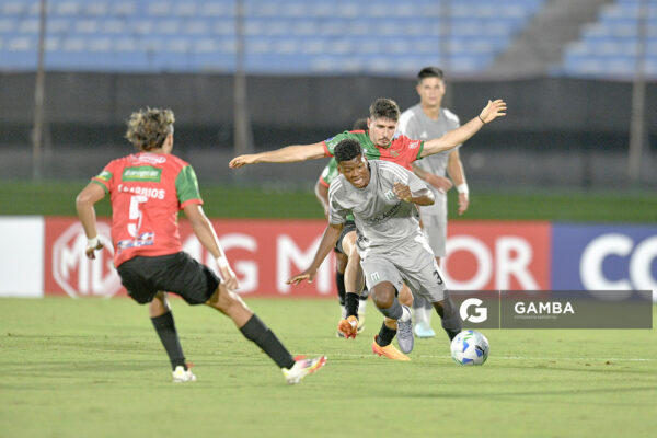 Yuri Oyarzo, de Racing, Copa Conmebol Sudamericana. Estadio Centenario.