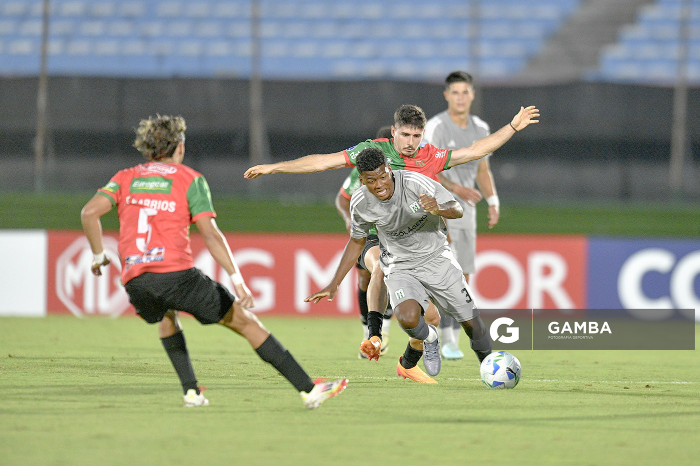 Yuri Oyarzo, de Racing, Copa Conmebol Sudamericana. Estadio Centenario.