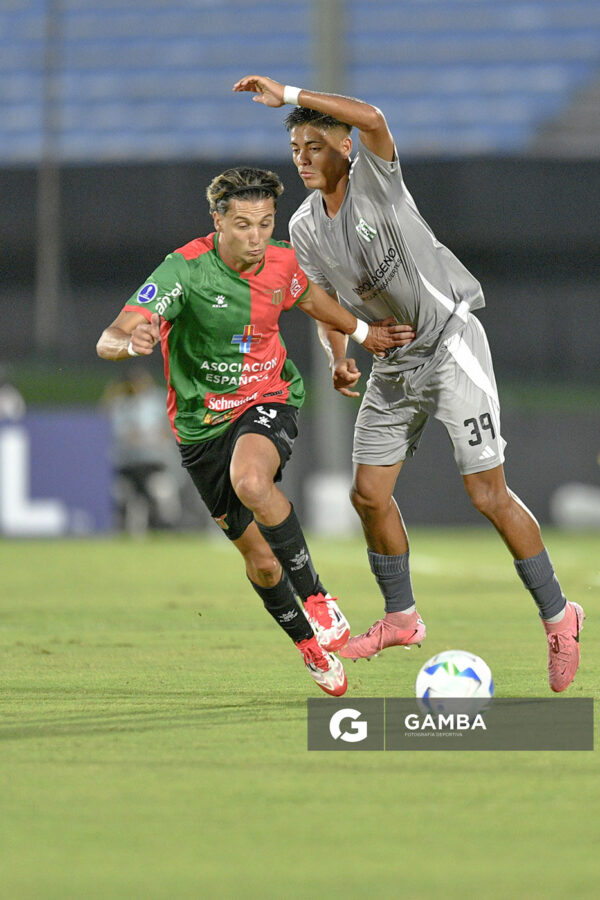 Francisco Barrios, de Boston River. Alex Vázquez, de Racing. Copa Conmebol Sudamericana. Estadio Centenario.