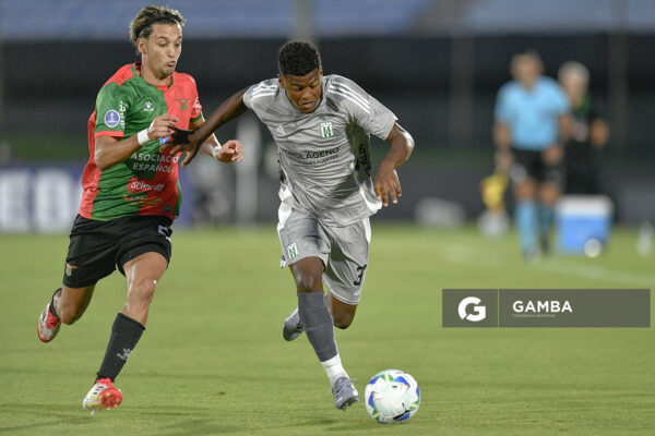Yuri Oyarzo, de Racing, Copa Conmebol Sudamericana. Estadio Centenario.
