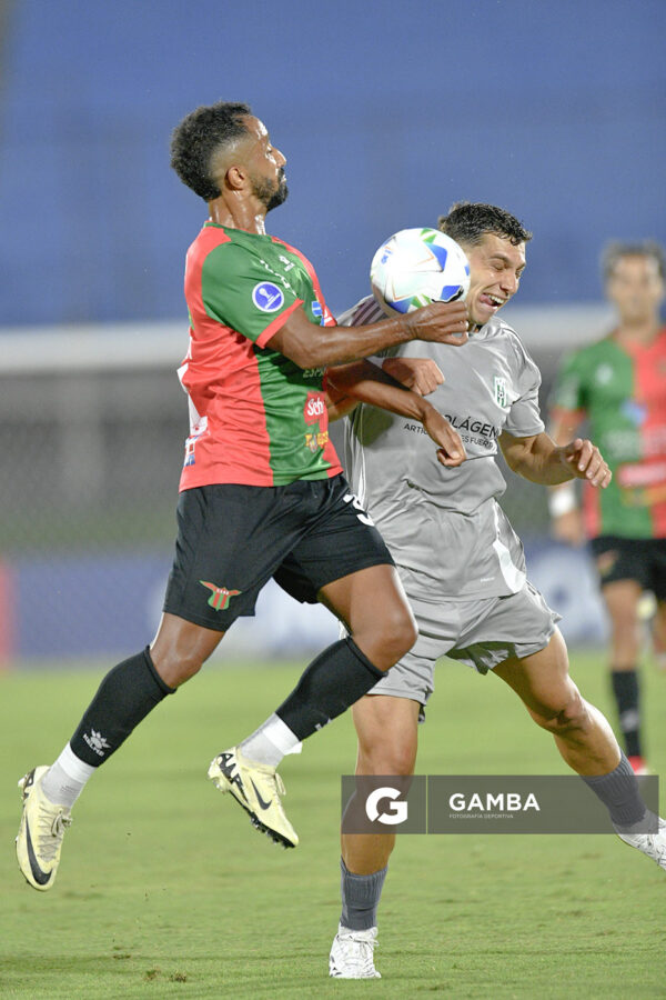 Juan Acosta, de Boston River. Tomás Habib, de Racing. Copa Conmebol Sudamericana. Estadio Centenario.