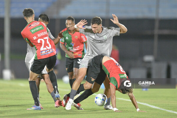 Tomás Habib, de Racing. Francisco Barrios, de Boston River. Copa Conmebol Sudamericana. Estadio Centenario.