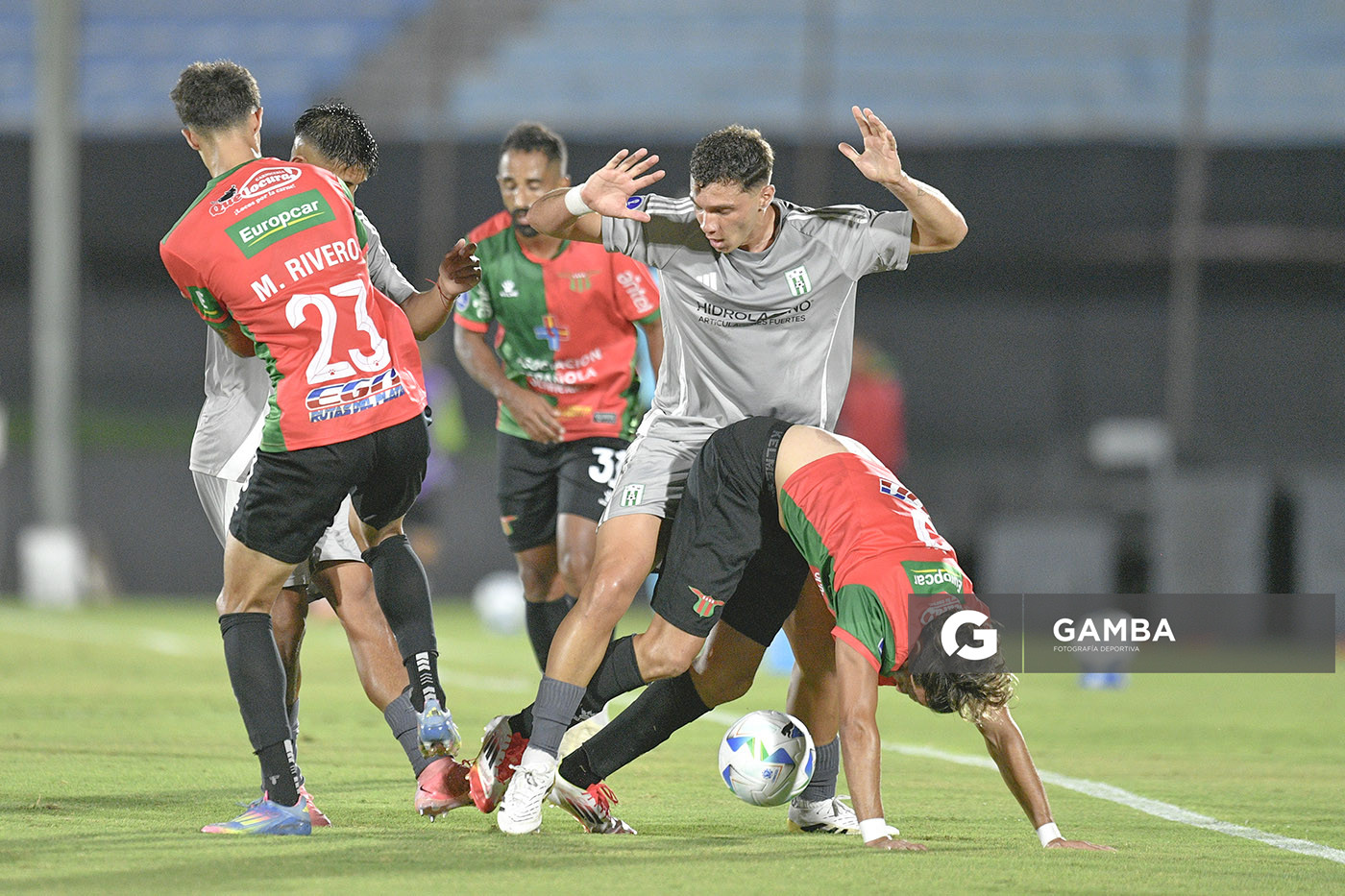 Tomás Habib, de Racing. Francisco Barrios, de Boston River. Copa Conmebol Sudamericana. Estadio Centenario.